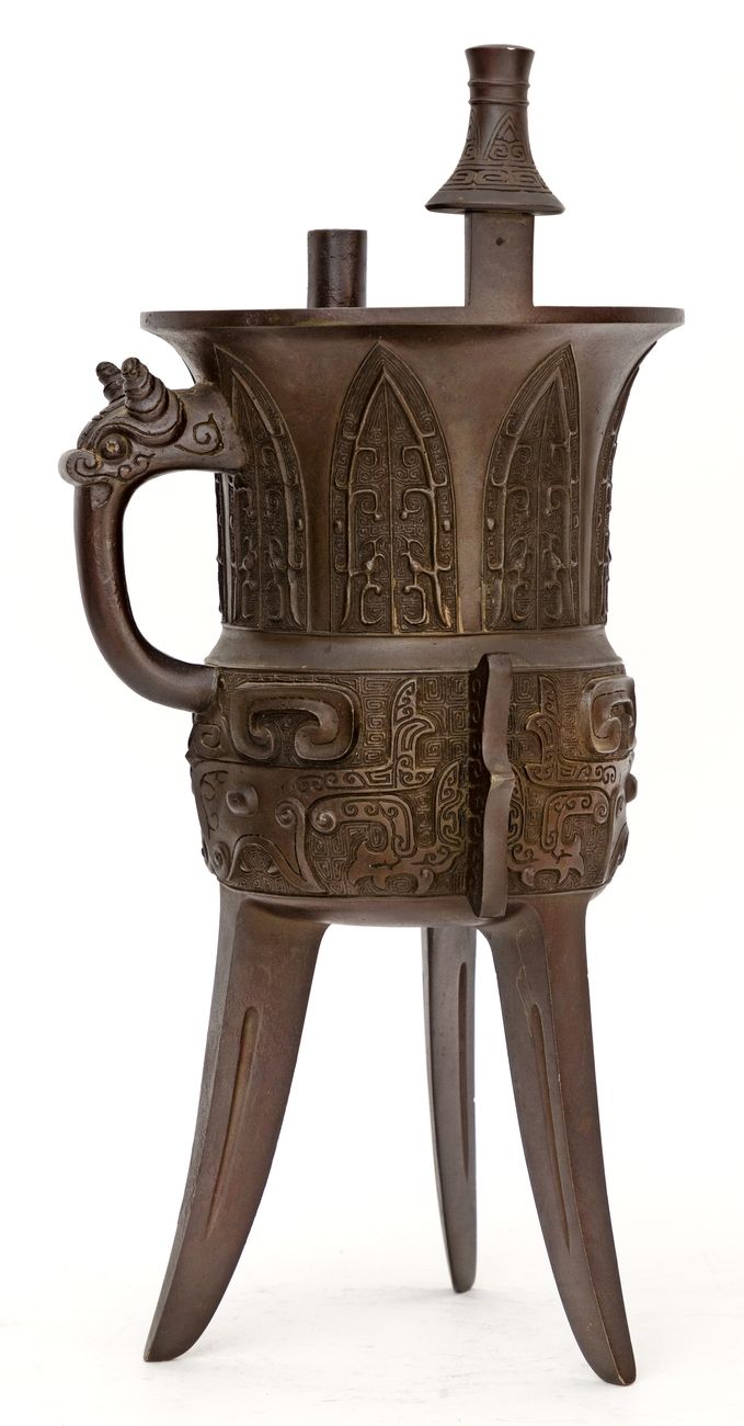 Chine, XIXe siècle Vase tripode en bronze à une anse, à décor archaïsant. Marque&hellip;