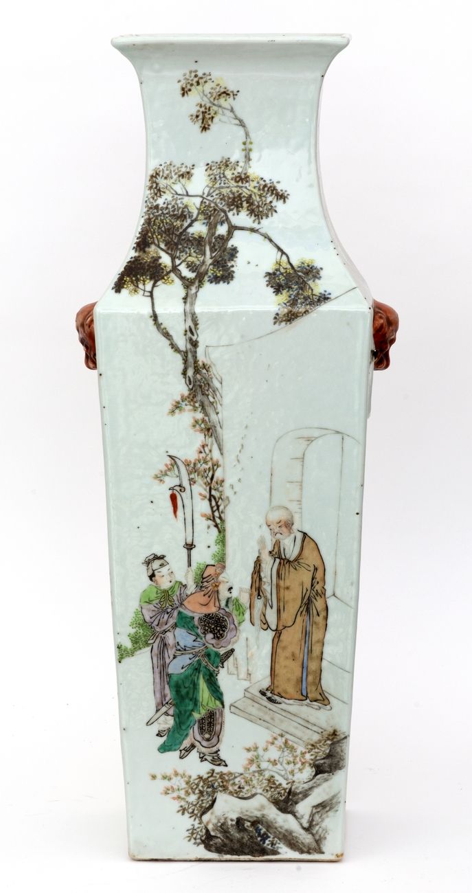 Null 中国，19-20世纪
四角形的瓷瓶，用钱江彩釉装饰武士、宫女和诗句。
高度 : 56 cm
(底部有孔)