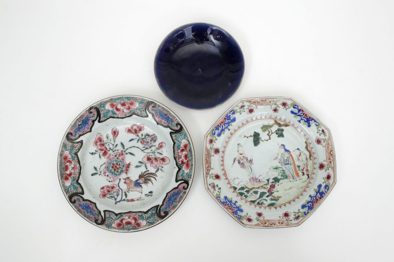 Null 中国，18世纪
拍品包括两个瓷盘，上面有法米勒珐琅彩的人物装饰，和一个粉青色的碗，有乾隆的标记和时期。
直径：22厘米和15厘米
 （公鸡板破裂）