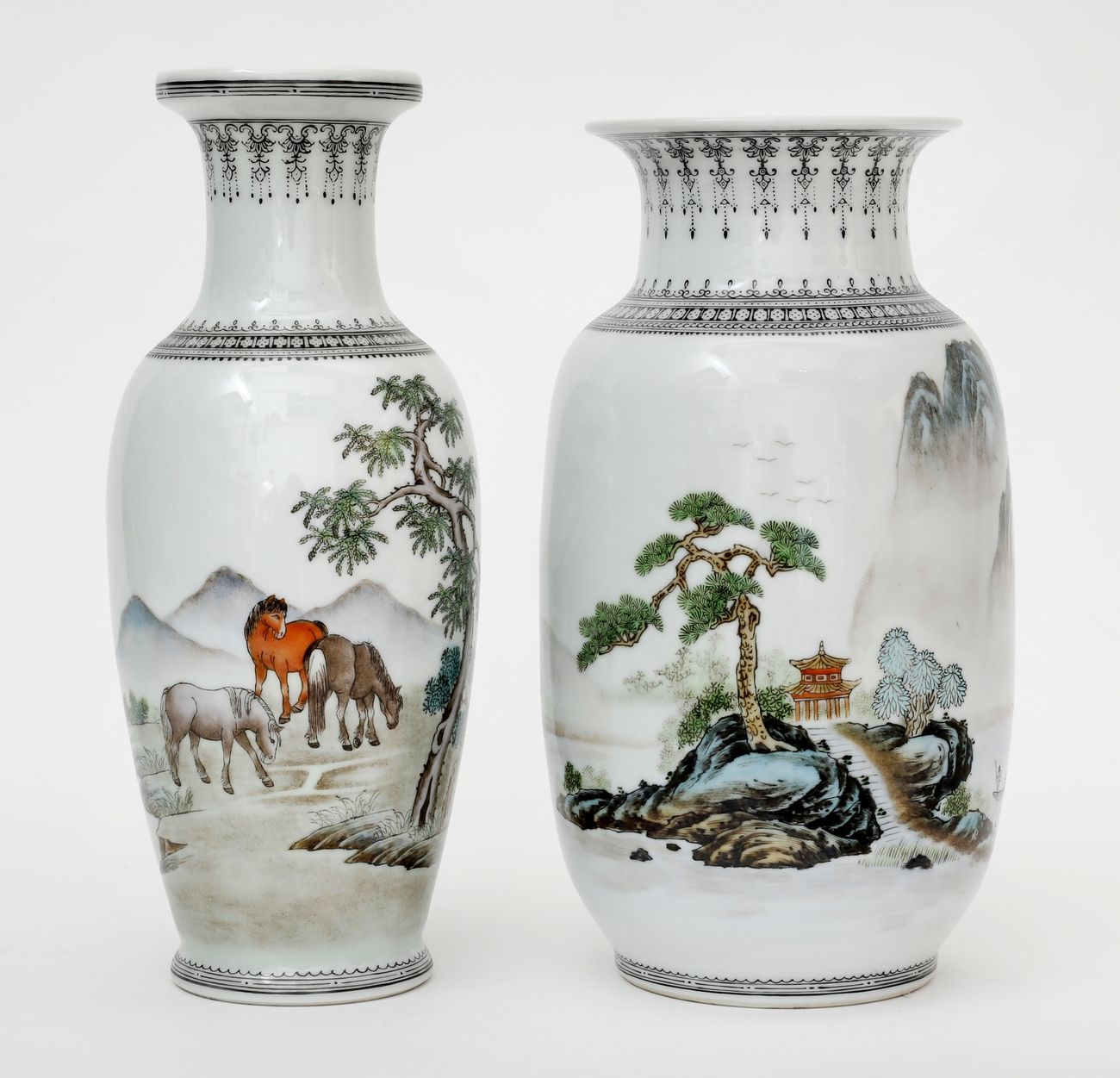 Null 中国，民国时期(1912-1949)
两只以法米勒珐琅彩装饰的山水和马匹的瓷器花瓶。
高度：26厘米和24厘米