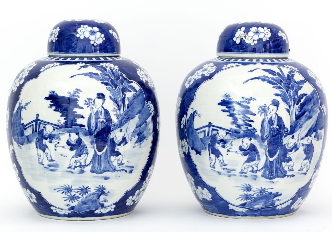 Chine, XIXe siècle Paire de potiches couvertes à décor en émaux bleu blanc de da&hellip;