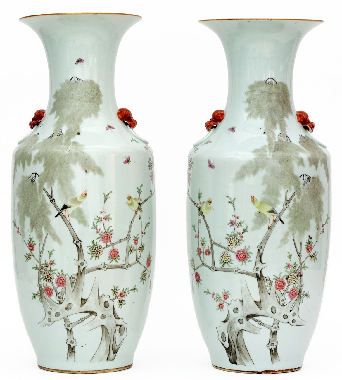 Null 中国，19-20世纪
一对瓷器花瓶，多色珐琅装饰的鸟儿在枝头。
底座上有四个字的标记。
高度：57.5厘米