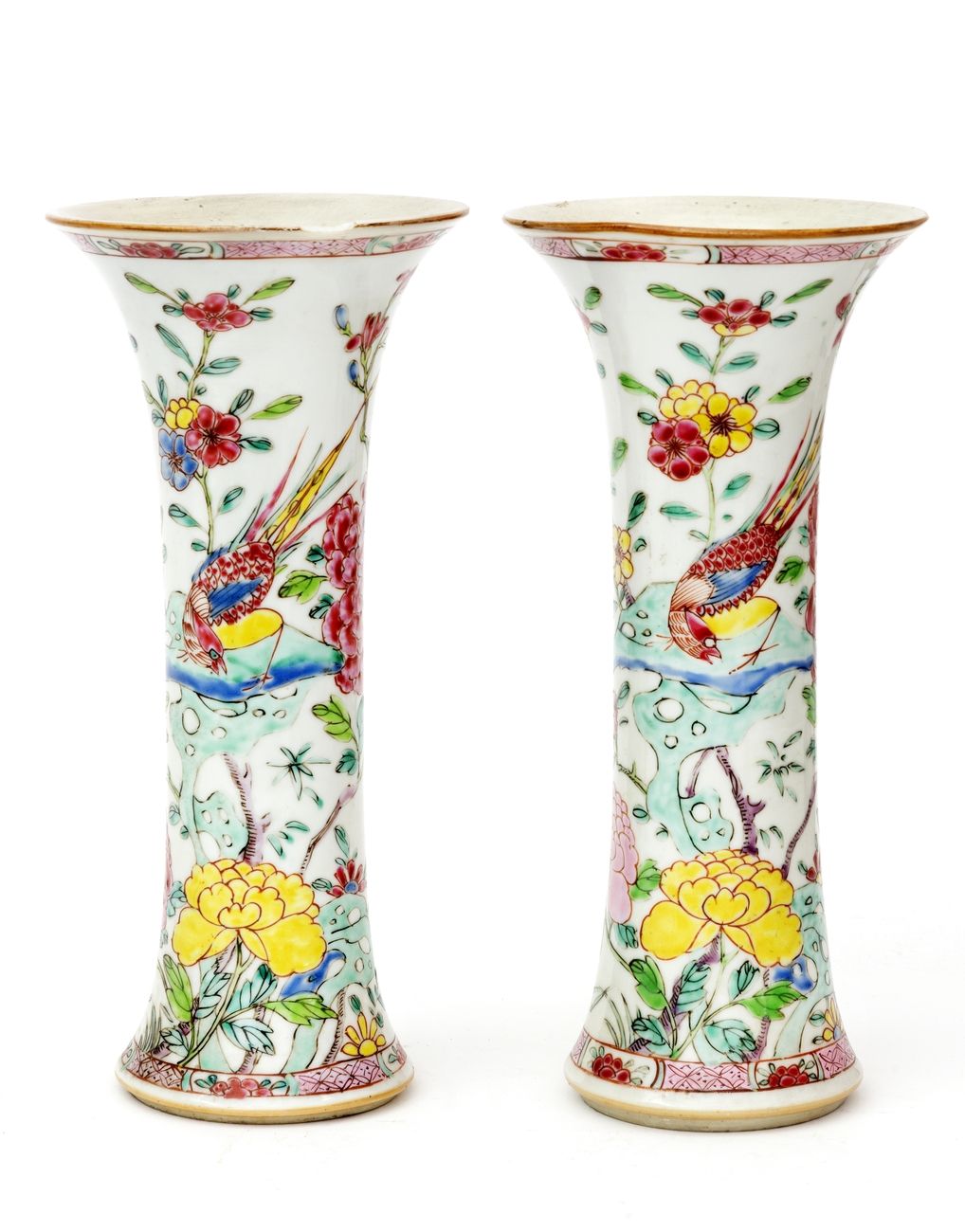 Null 中国，乾隆时期（1736-1795）
一对瓷质圆锥花瓶，上面有粉饰的岩石和植物上的鸟类。
高度 : 24 cm
(修复的颈部)