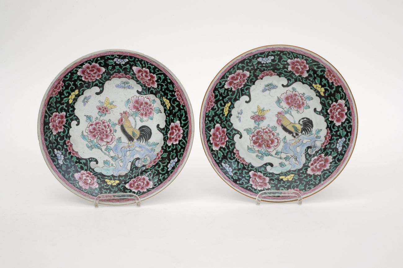 Null 中国，乾隆时期（1736-1795）
一对用法米勒珐琅彩装饰的岩石上的公鸡的瓷盘。
直径：23厘米