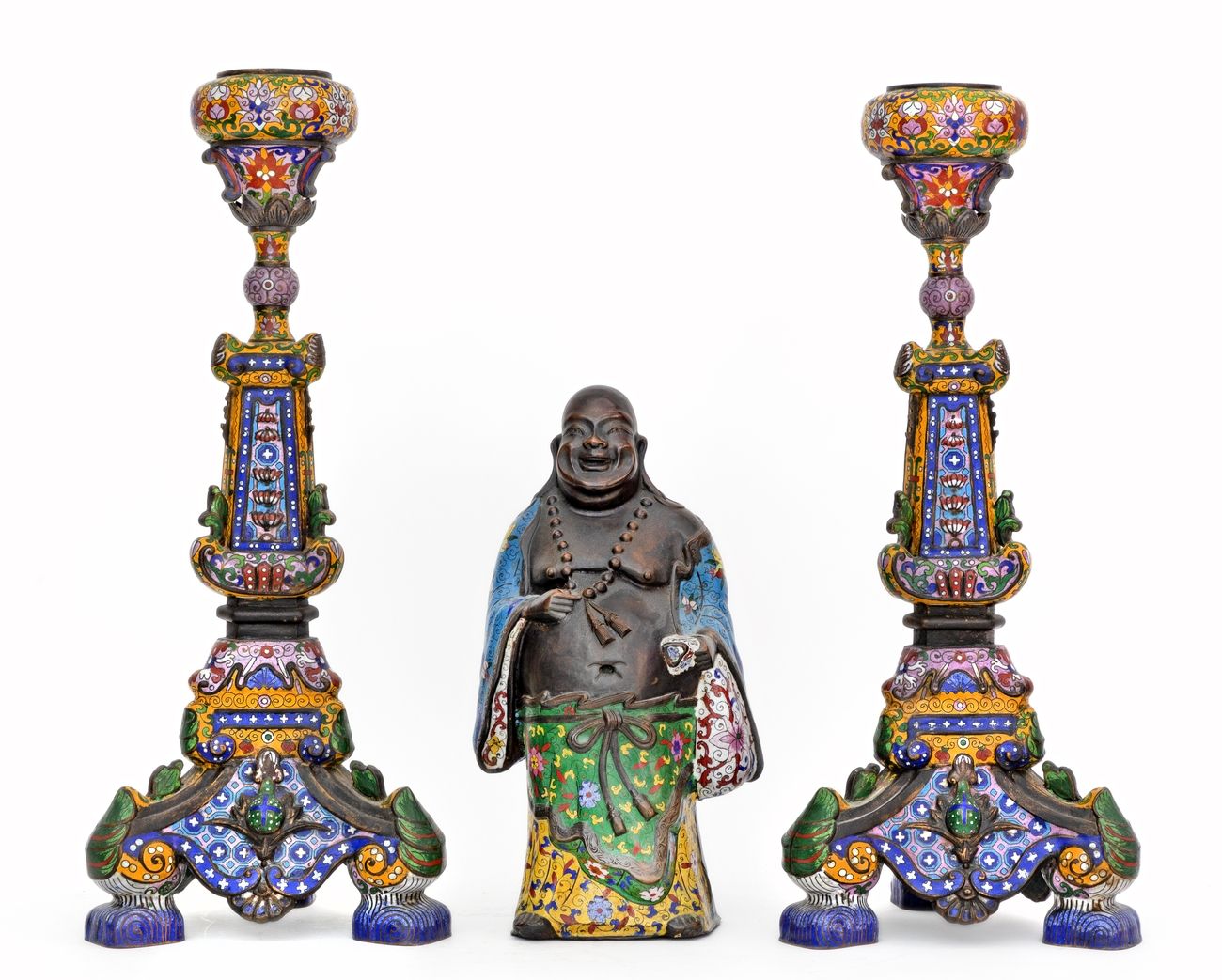 Null 中国，20世纪
拍品包括一对景泰蓝珐琅彩烛台和一尊佛。
高度：57厘米和37厘米