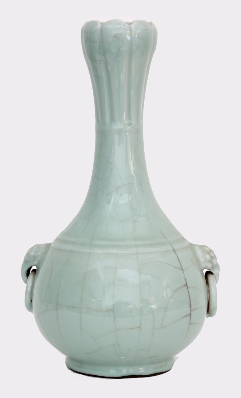 Null 中国，清时期（1644-1912）
长颈瓷瓶，青花瓷裂纹釉，蒜头颈，奇美拉头把手。
高度：42厘米