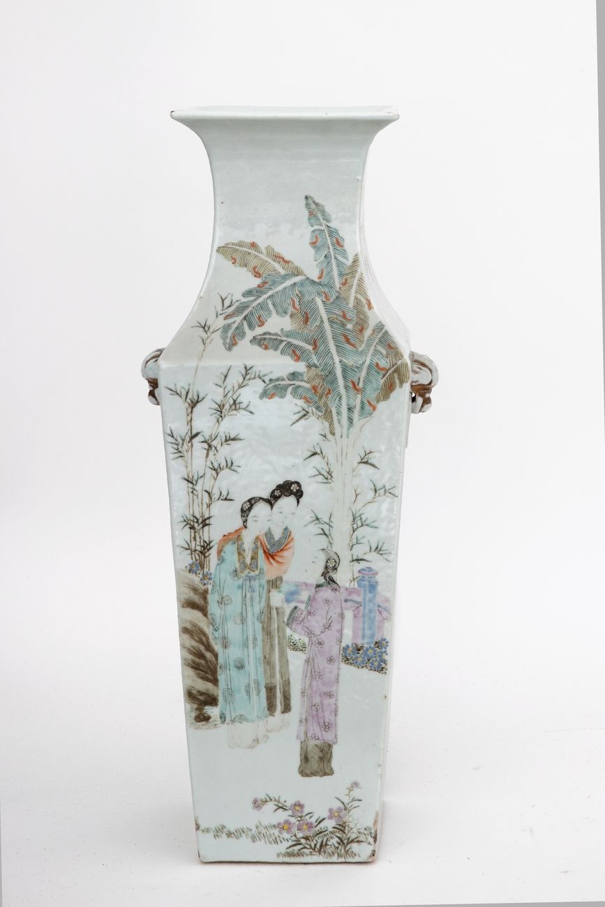 Null 中国，19-20世纪
一个四角形的瓷瓶，上面有多色珐琅装饰的宫女和诗句。
高度：55厘米
(芯片)