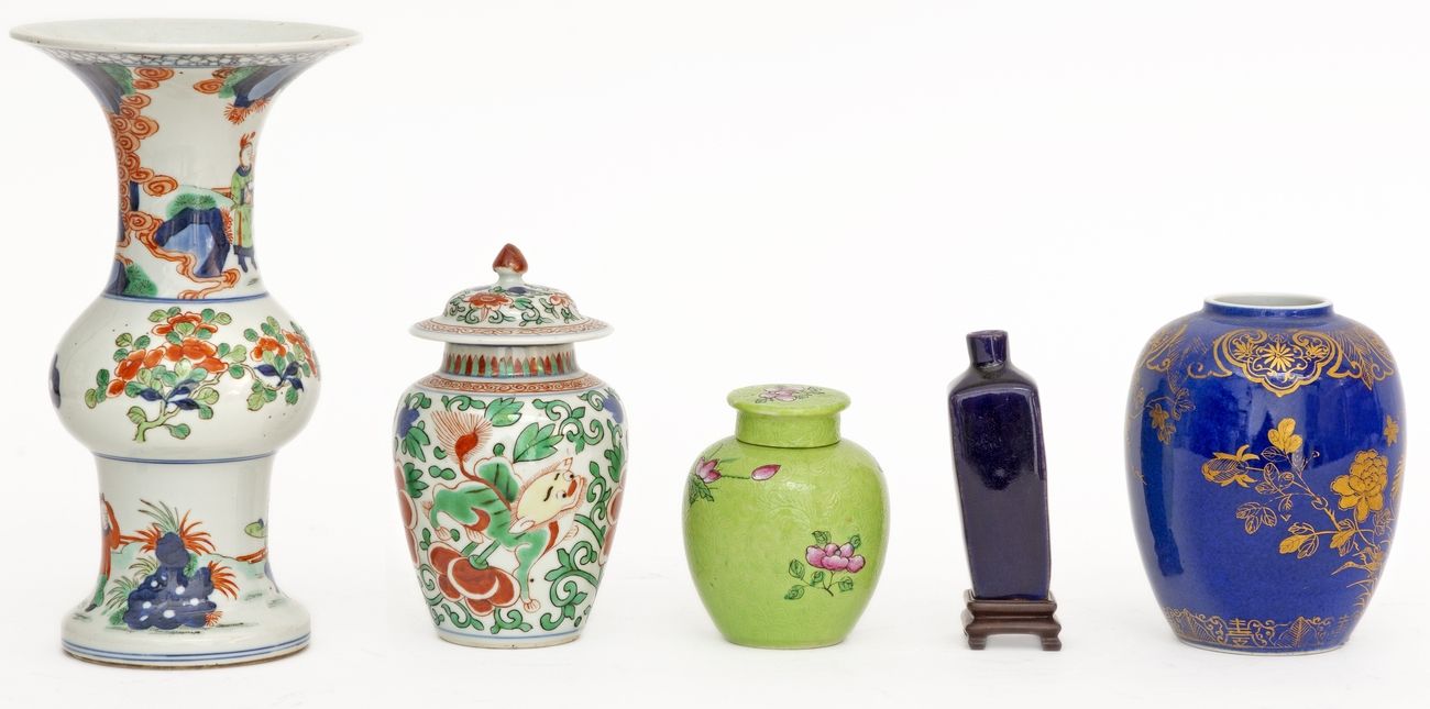 China, 19th century Lot including five porcelain vases decorated with Wucai enam&hellip;