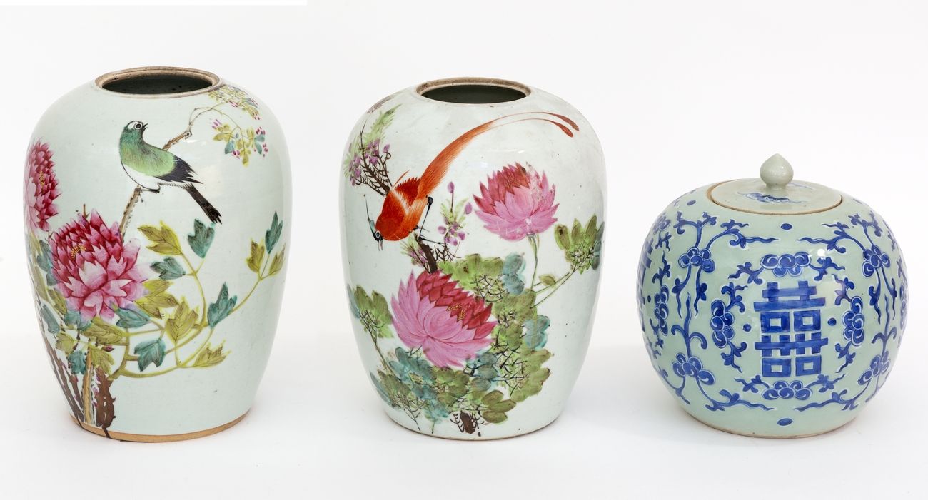 Null 中国，19-20世纪
拍品包括两个瓷器花瓶和一个有盖壶，黔江蔡氏珐琅彩装饰的枝头鸟和青瓷背景上的青花。
高度：22厘米和28厘米
 （花瓶底部的星星）&hellip;
