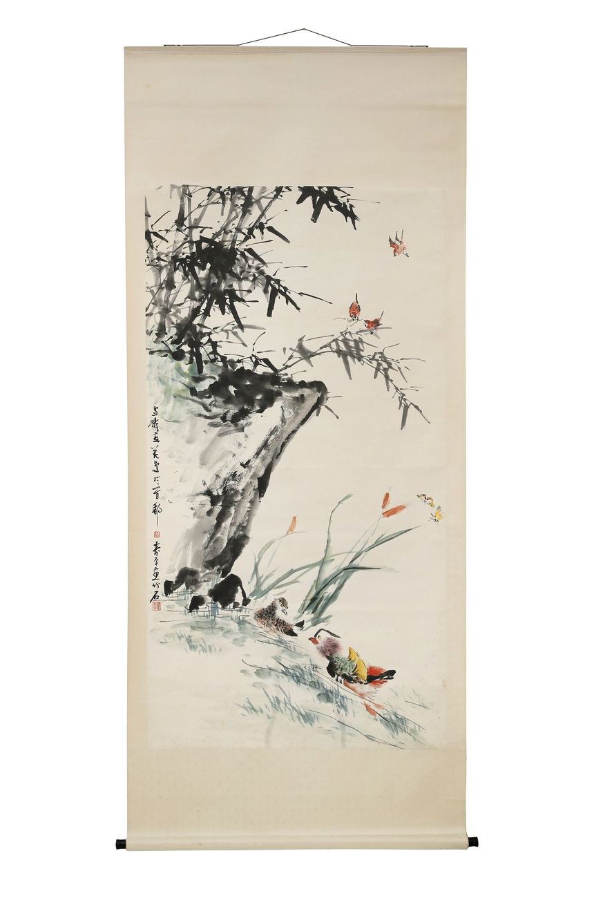 Null 王雪涛(1903-1982)和董寿平(1904-1997)
纸上水墨大卷，描绘了一对鸭子和蝴蝶在有竹子的湖景中的情景
两位艺术家的签名
出处：比利时私&hellip;
