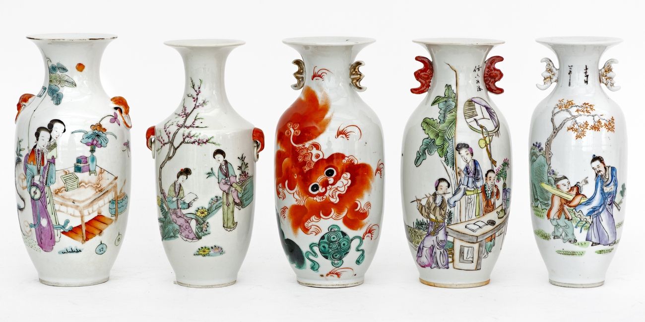 Null 中国，19-20世纪
拍品包括5个带有各种钱江财神珐琅彩图案的瓷瓶。
一些花瓶上有签名。
高度：22.5厘米和23厘米
 （花瓶颈部有佛狗裂纹，两个花&hellip;