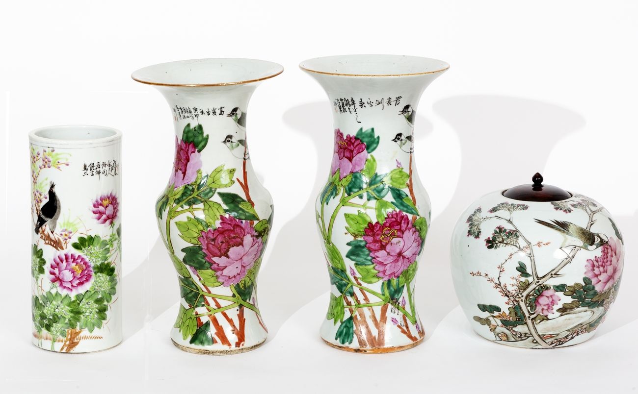 Null Cina, XIX-XX secolo
Lotto composto da una coppia di vasi, un vaso a voluta &hellip;