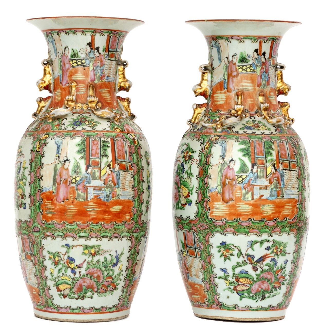 Null 中国，约1900年
一对广东瓷器花瓶，用Famille Rose珐琅彩装饰，上面刻有人物。
高度：45.5厘米