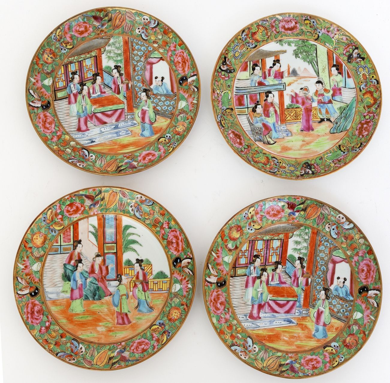 Null 中国，19世纪
一套四件广东瓷盘，装饰有宫廷场景的法米勒珐琅彩。
直径：20厘米