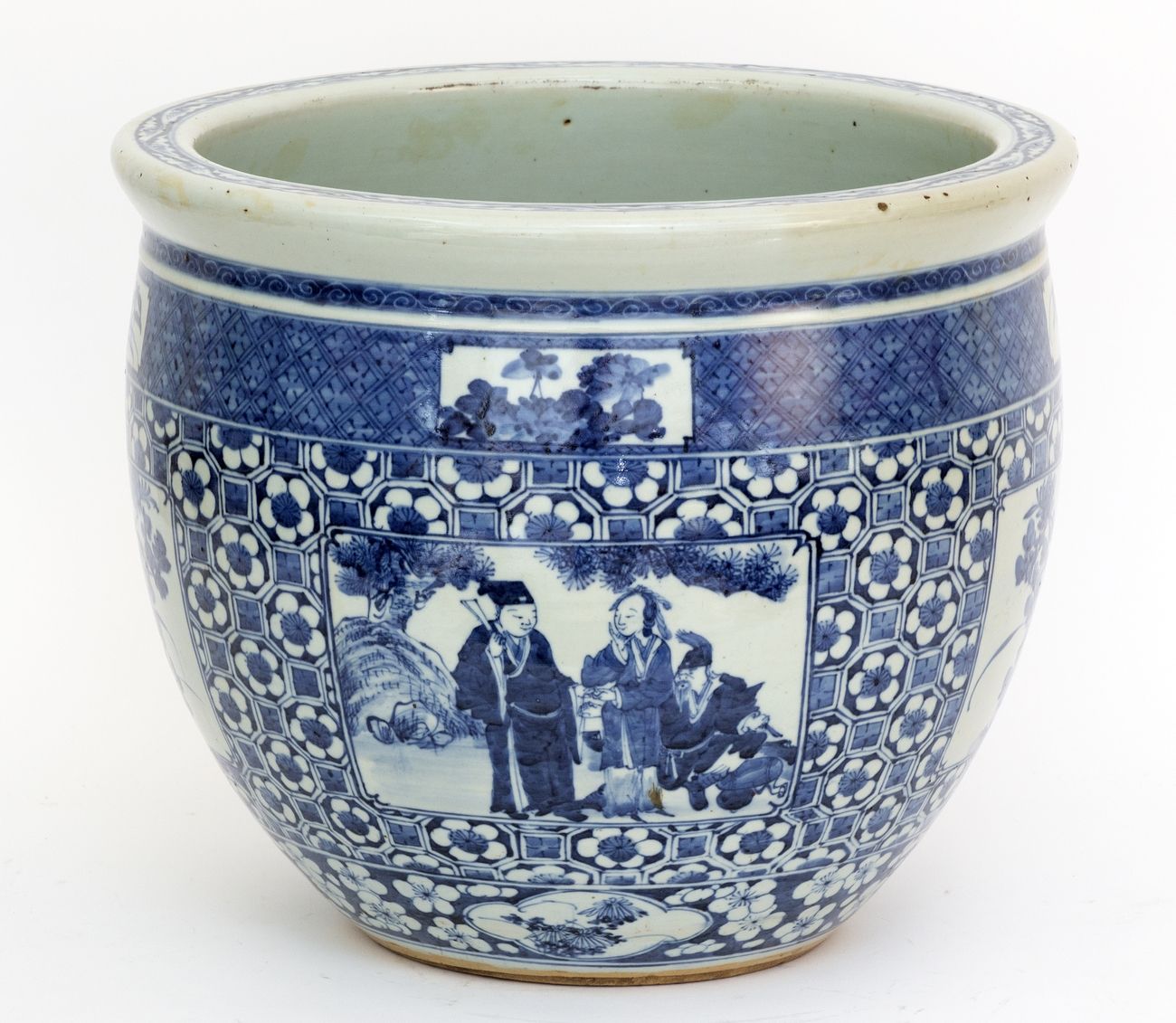 Null 中国，19世纪
瓷器盖壶，青白珐琅彩装饰的人物和植物的卡口。
高度：31厘米。 直径：37厘米