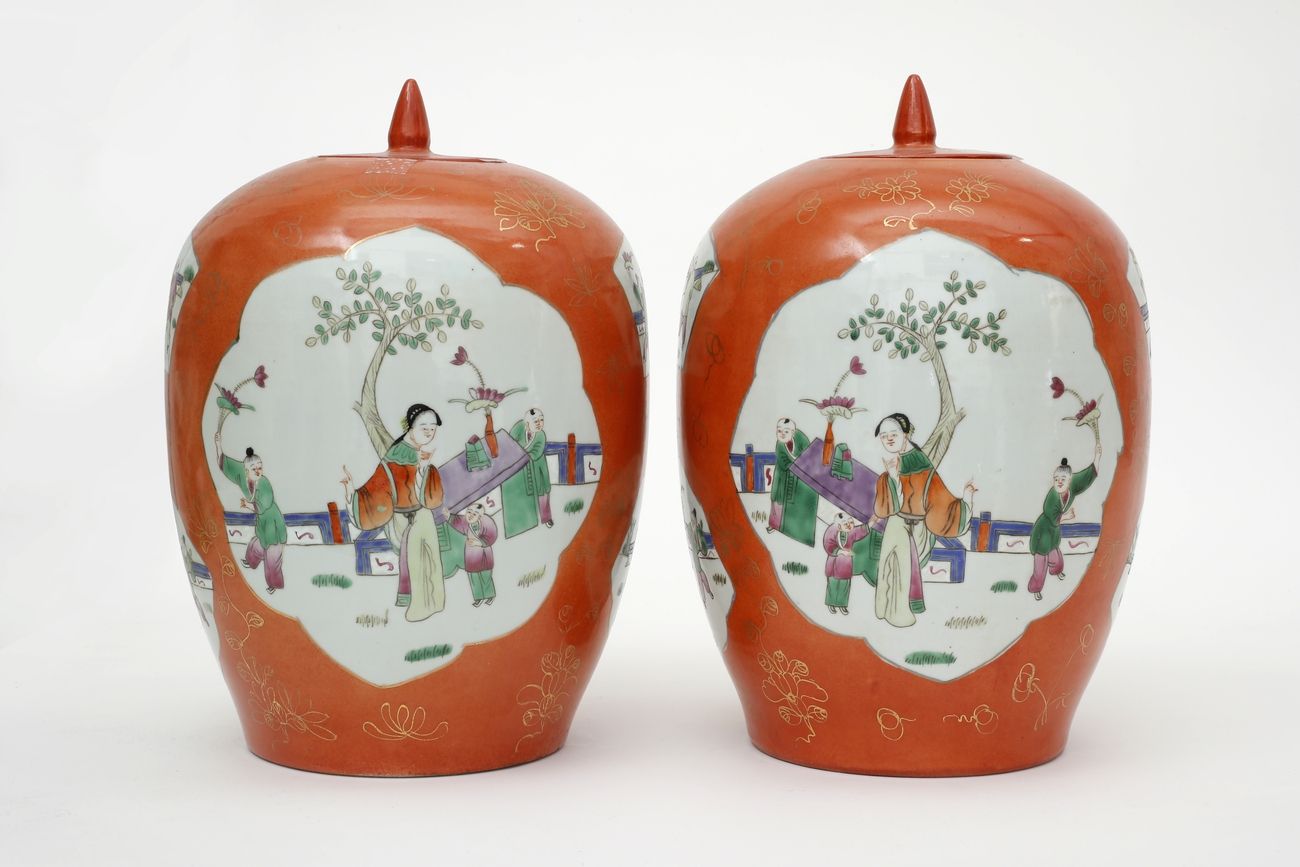 Null 中国，20世纪
一对有盖的瓷器花瓶，在橙色背景上装饰有法米勒珐琅彩的字符。
高度：32厘米