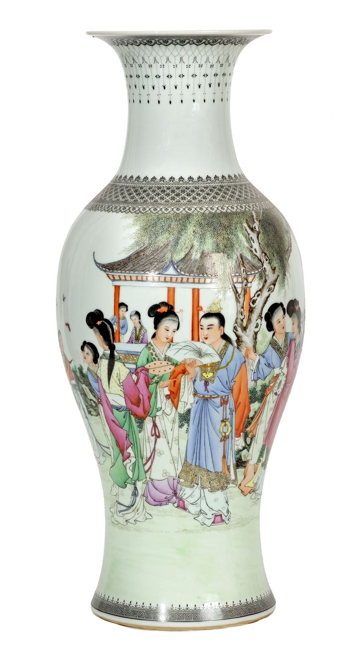 Null 中国，民国时期（1912-1949）
瓷器花瓶，有法米勒珐琅彩装饰的庭院中的朝臣和一首诗。
乾隆年款，有四个天启的字。
高度：60厘米