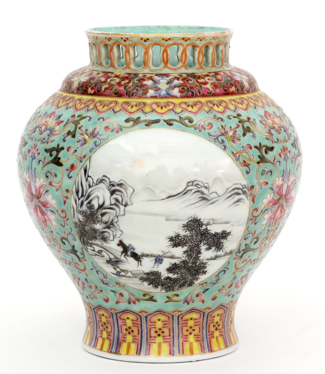 Null 中国，民国时期(1912-1949)
瓷器花瓶，法米勒珐琅彩装饰的动画山水图，颈部镂空。
伪造的乾隆款。
高度：19厘米
