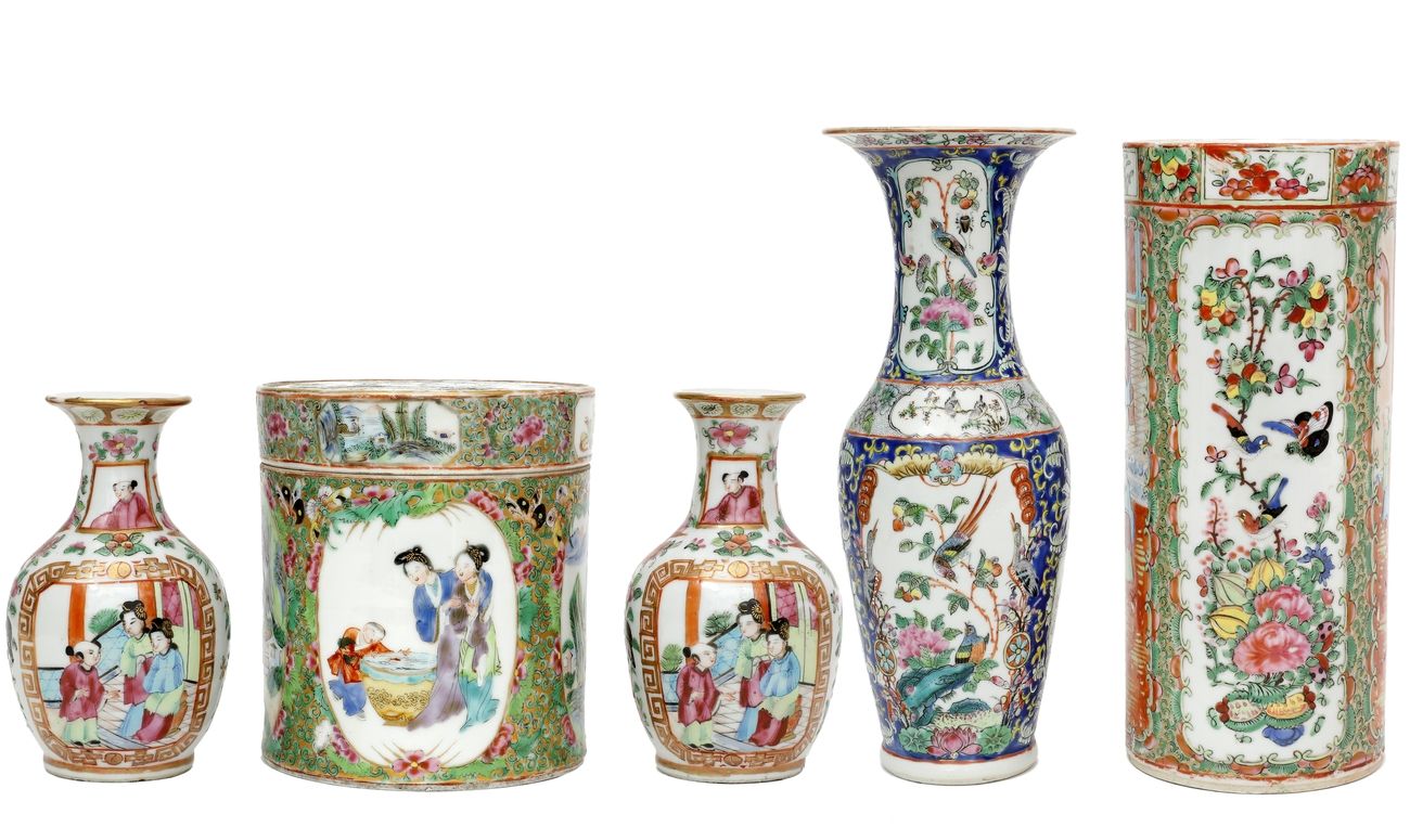 Null Chine, XIXe siècle
Lot comprenant deux vases, une paire de vases et une boî&hellip;