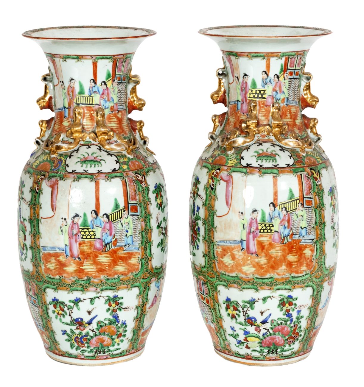Null 中国，约1900年
一对广东瓷器花瓶，用Famille Rose珐琅彩装饰，上面刻有人物。
高度：45厘米