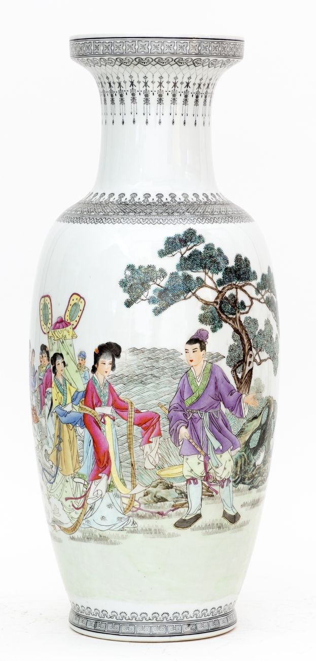 Null 中国，20世纪
瓷器花瓶，用法米勒珐琅彩装饰着游行和诗句。
乾隆款，有四个天启字和 "中国制造 "的印章。
高度：62厘米