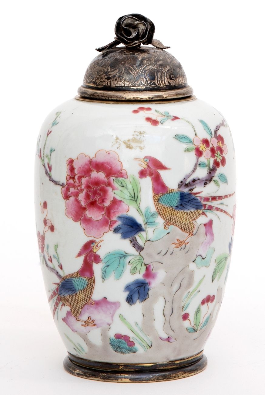 Chine, XIX XXe siècle Vase ovoïde en porcelaine à décor en émaux de la famille r&hellip;