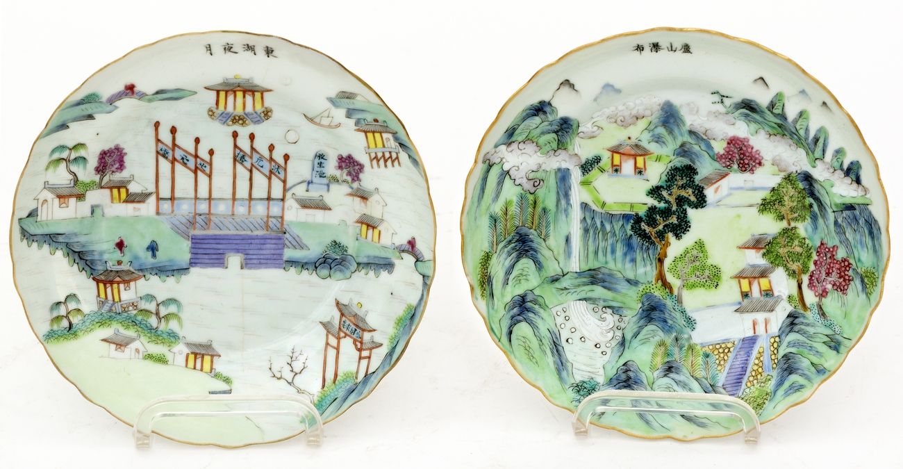 Null 中国，道光时期（1821-1850）
一对以粉彩山水画装饰的瓷碗。
四字标记和道光年间。
直径 : 15 cm
(一个杯子破裂了)