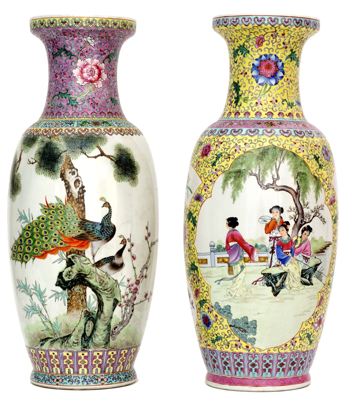 Null Cina, XX secolo
Due vasi di porcellana decorati in smalti Famille Rose con &hellip;