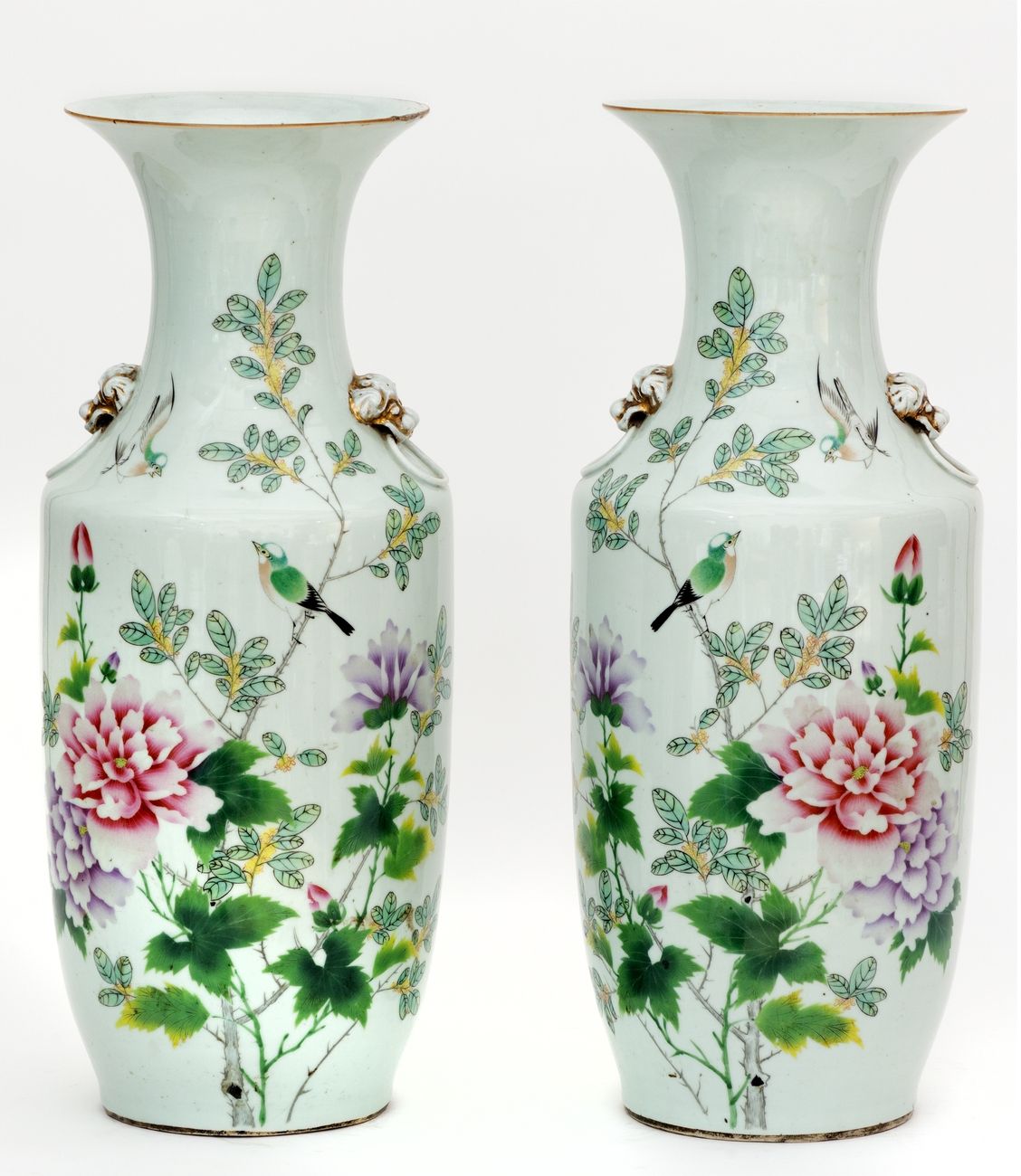 Null 中国，19-20世纪
一对多色珐琅彩装饰的枝头鸟和诗的瓷器花瓶。
底座上有六个字的标记。
高度：57.5厘米
 （颈部有修复过的缺口）