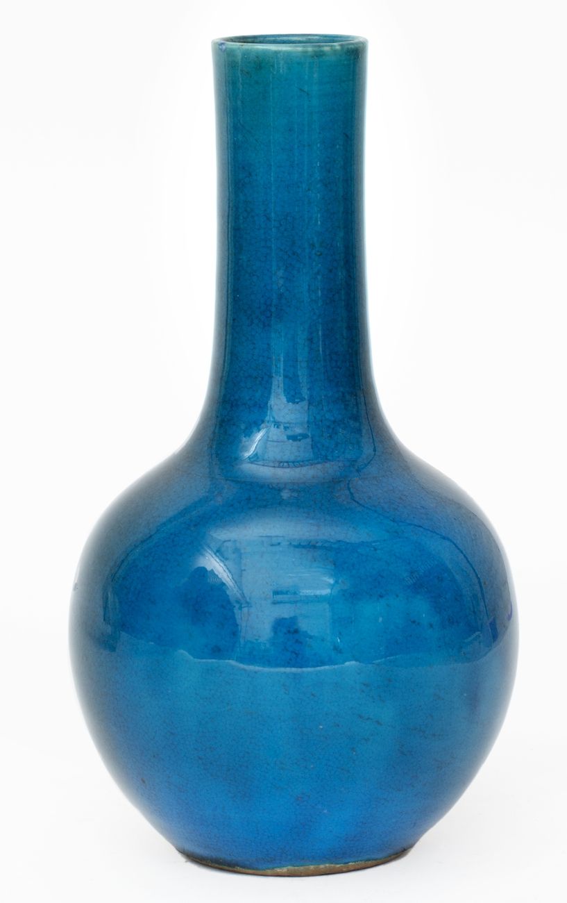 Null 中国，18世纪
一个绿松石色的单色珐琅彩瓷瓶，长颈。
高度：20厘米
 （颈部有小缺口）