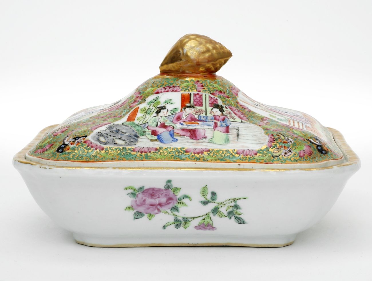 Null 中国，19世纪
广州瓷器的盖碗，有法米勒珐琅彩装饰的卡通人物。
长度：23厘米
