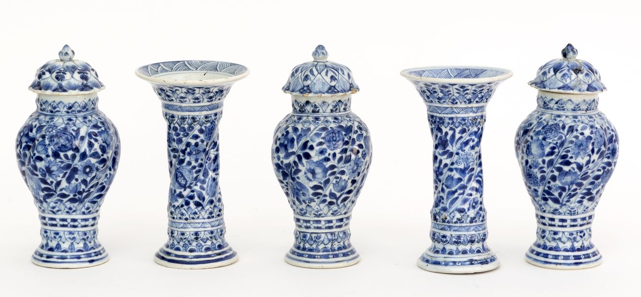 Null 中国，康熙时期（1662-1722）
青花瓷器五件套，青花瓷器的花纹装饰，曲柄。
高度：16厘米
 （一个盖子已修复，一个有盖花瓶有裂纹和缺口）