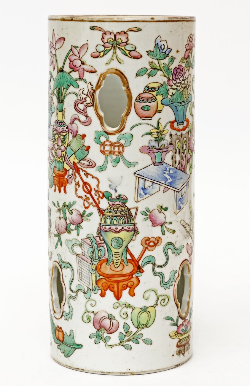 Null 中国，19世纪
瓷器镂空卷轴花瓶，多色珐琅装饰的家具。
在底座上盖章。
高度：29厘米
 （仅从内部可见两条轻微的裂缝）