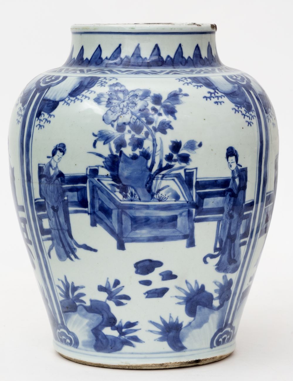 Null 中国，过渡时期，17世纪。
蓝白珐琅装饰的宫廷女郎瓷瓶。
高度 : 30 cm
(颈部有两个缺口和划痕)