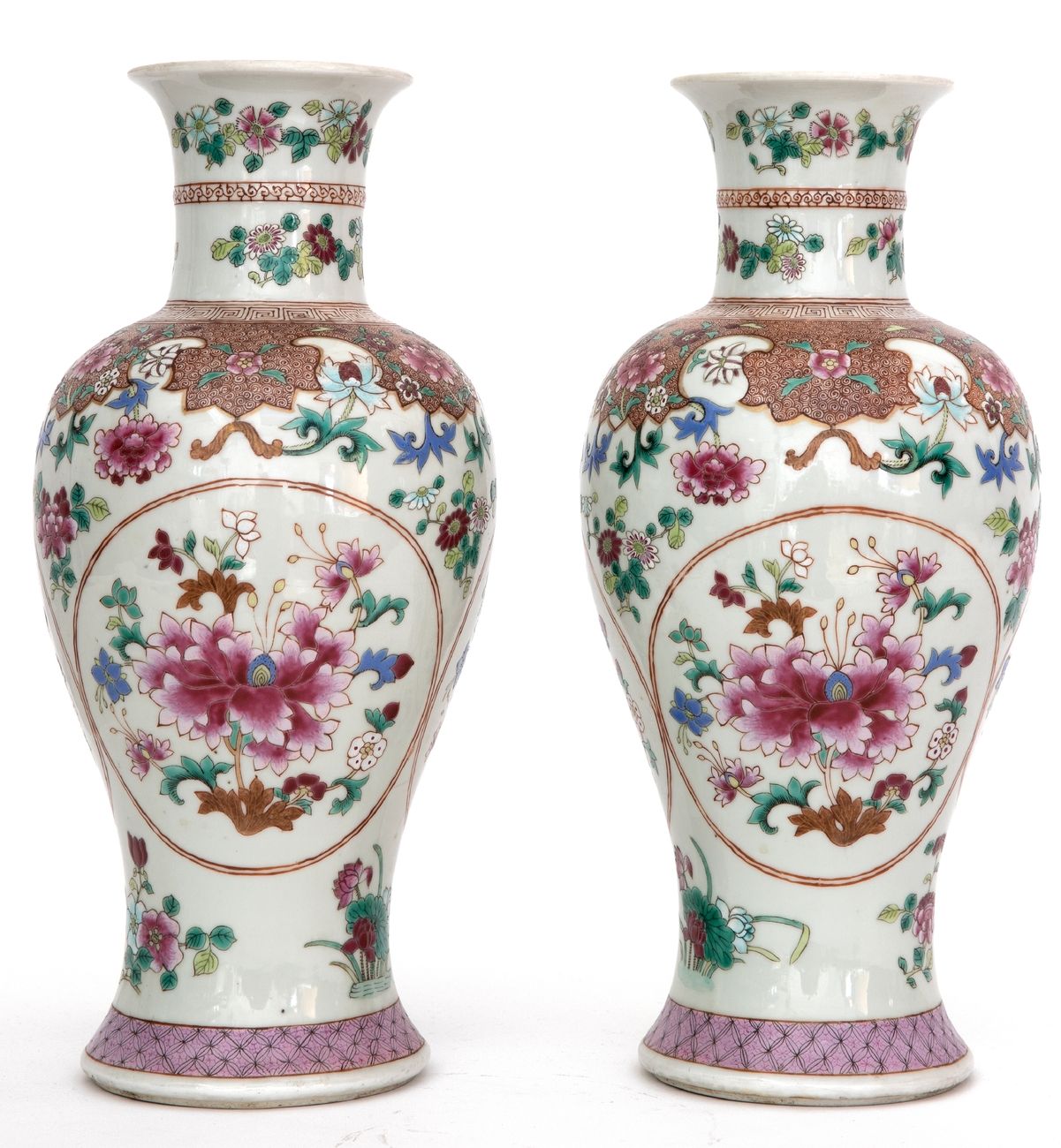 Chine, XIXe siècle Paire de vases en porcelaine à décor floral en émaux de la fa&hellip;