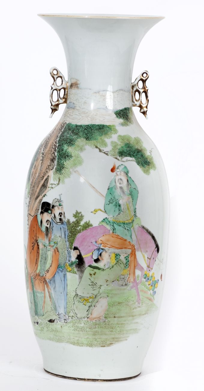 Null 中国，19-20世纪
黔江蔡氏珐琅彩人物和诗词装饰瓷瓶。
底座上有六个字的标记。
高度：58厘米