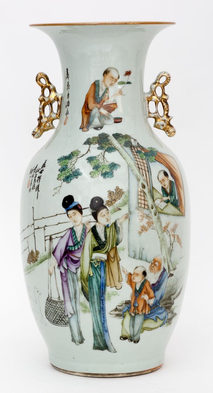 Null 中国，19-20世纪
瓷器花瓶，有人物和花的双重多色珐琅装饰。
高度：42厘米