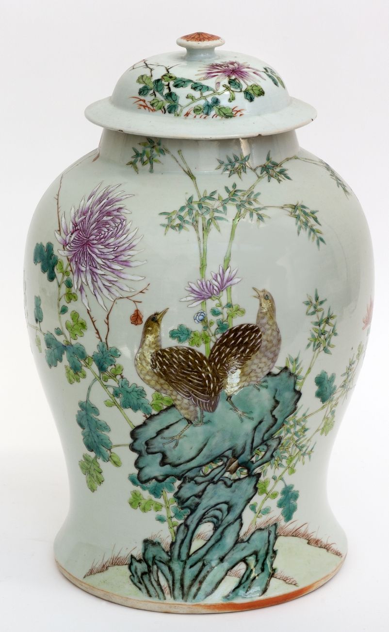Null 中国，19世纪
瓷器覆盖的花瓶，装饰着花石上的鹌鹑的Famille Rose珐琅彩。
底座下有四个字的标记。
高度：42厘米
 （盖子上有缺口和裂缝）
