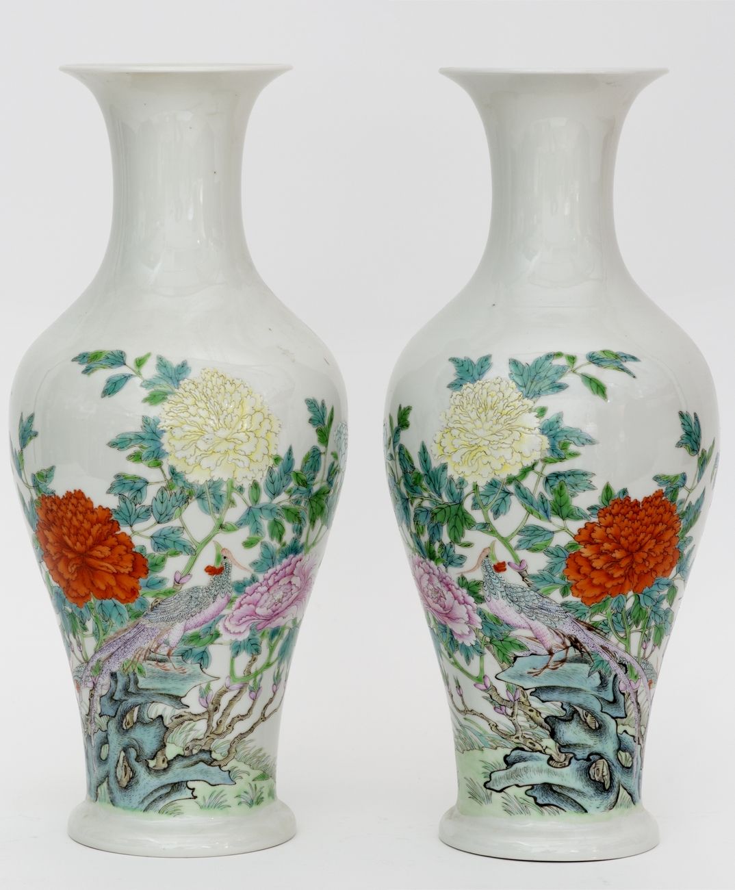 Null 中国，民国时期（1912-1949）
一对以法米勒珐琅彩装饰的花石上的野鸡的瓷器花瓶。
四个字的标记。
高度 : 35 cm
(底座上的芯片)