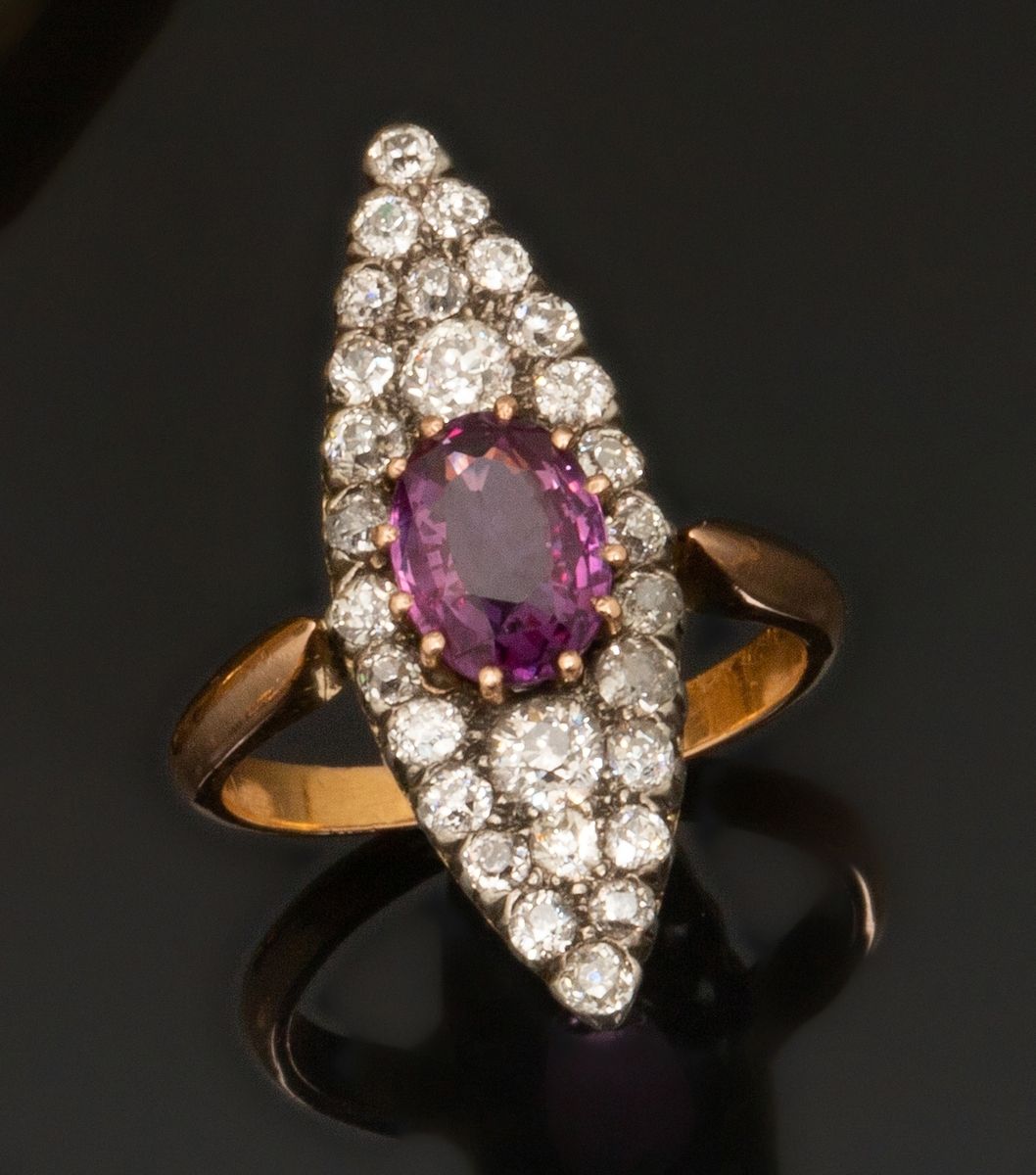 Null 19世纪下半叶的一枚18K（千分之七十五）玫瑰金、黄金和银制脐带戒指。中央是一颗天然的椭圆形混合切割蓝宝石，颜色为美丽的粉红色，倾向于紫色，约1.7克&hellip;