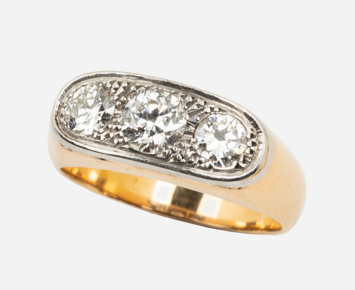 Null 晚期装饰艺术风格的戒指，采用18K（750千分之一）黄金和铂金，镶嵌三颗圆形明亮型钻石，约0.25克拉、0.45克拉、0.25克拉。
手指大小 : 5&hellip;
