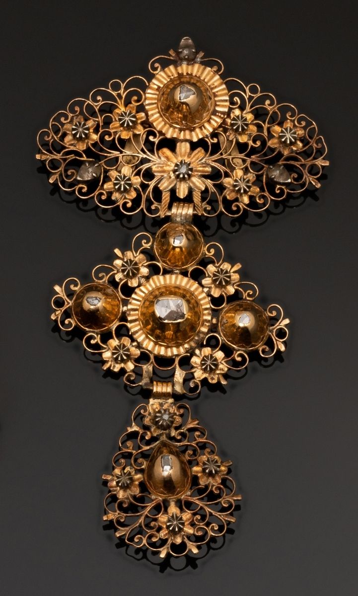 Null 蝴蝶式的鲁昂十字架，在三个层面上很好地用18K玫瑰金（75万分之一）和银加工而成。饰有精致的丝线、花卉图案和钻石碎片。有两颗钻石具有非常古老的切割特征&hellip;
