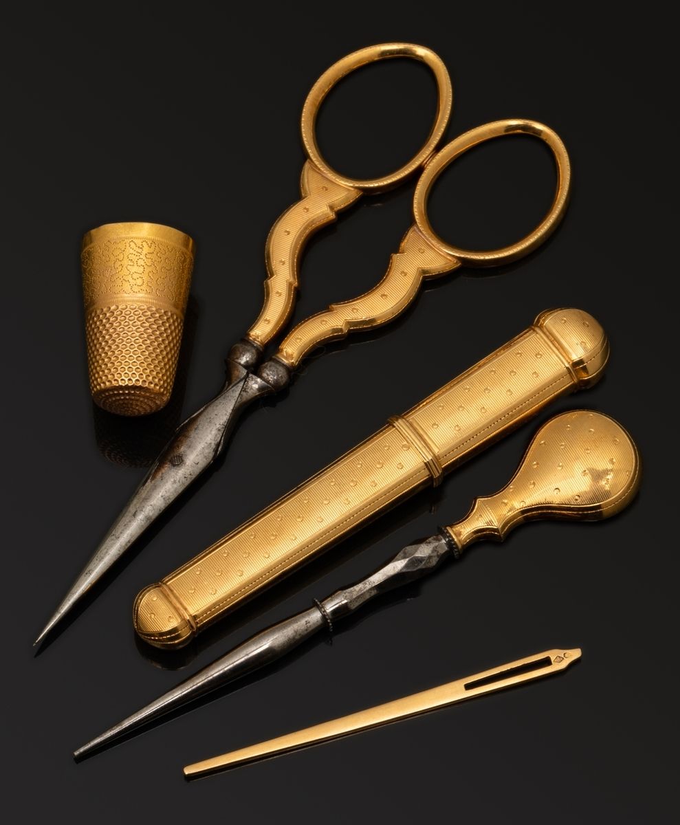 Null 18K黄金和金属缝纫套装包含一个打孔器，一个顶针，一把剪刀，一个针架和一个羊毛针。拿破仑三世风格的装饰。19世纪的生产。原有的有图案的箱子，封口有问题&hellip;