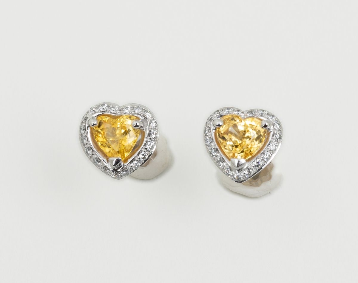 Null 一对18K（750千分之一）白金耳环，每只耳环都镶嵌着一颗天然黄色蓝宝石的心（小碎片）。周围的小钻石。别致而又非常光亮的珠宝。
高度 : 0,9 cm&hellip;