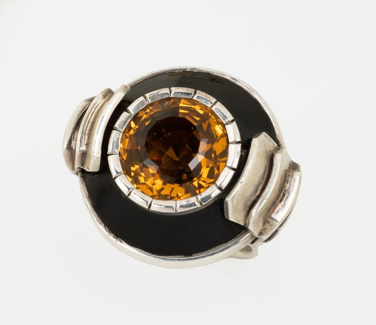 Null JEAN DESPRÉS (1889-1980)*
Bague en argent aux épaules à degrés maintenant u&hellip;