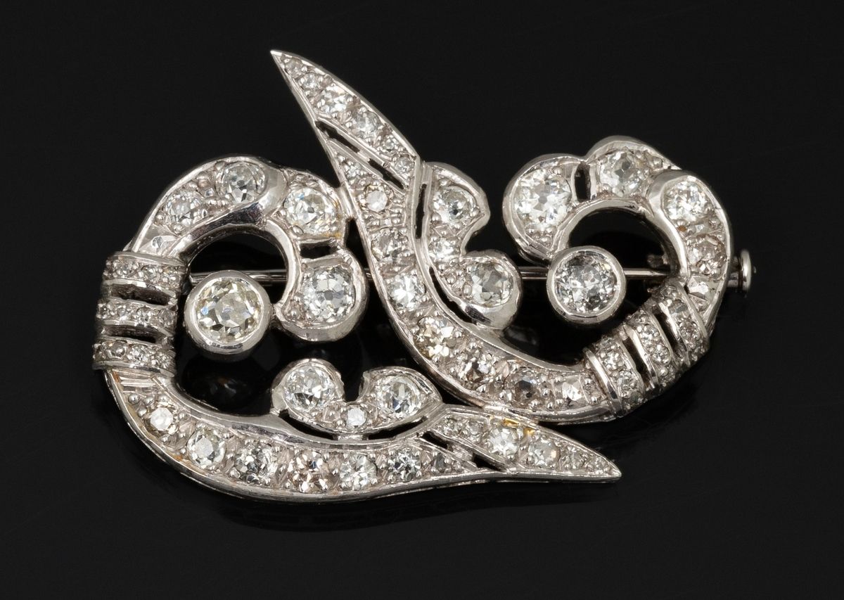 Null 来自20世纪40年代的美丽的双卷轴胸针，由铂金和18K（千分之七十五）白金制成，镶嵌着古老的欧洲和圆形明亮式切割钻石。这两颗主钻石的重量估计约为0.2&hellip;