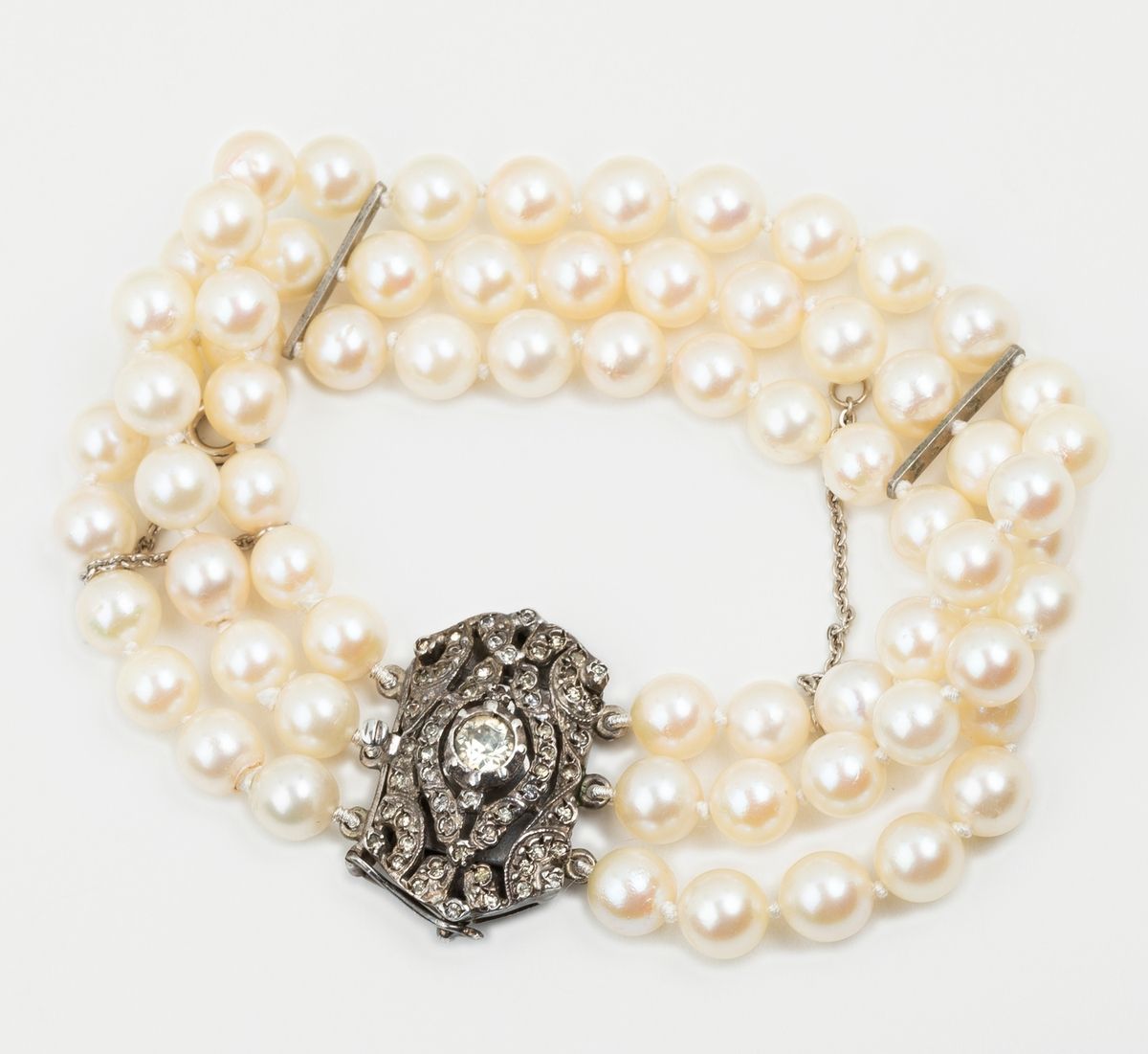 Null Bracelet composé de trois rangs de perles de culture blanches rondes à semi&hellip;