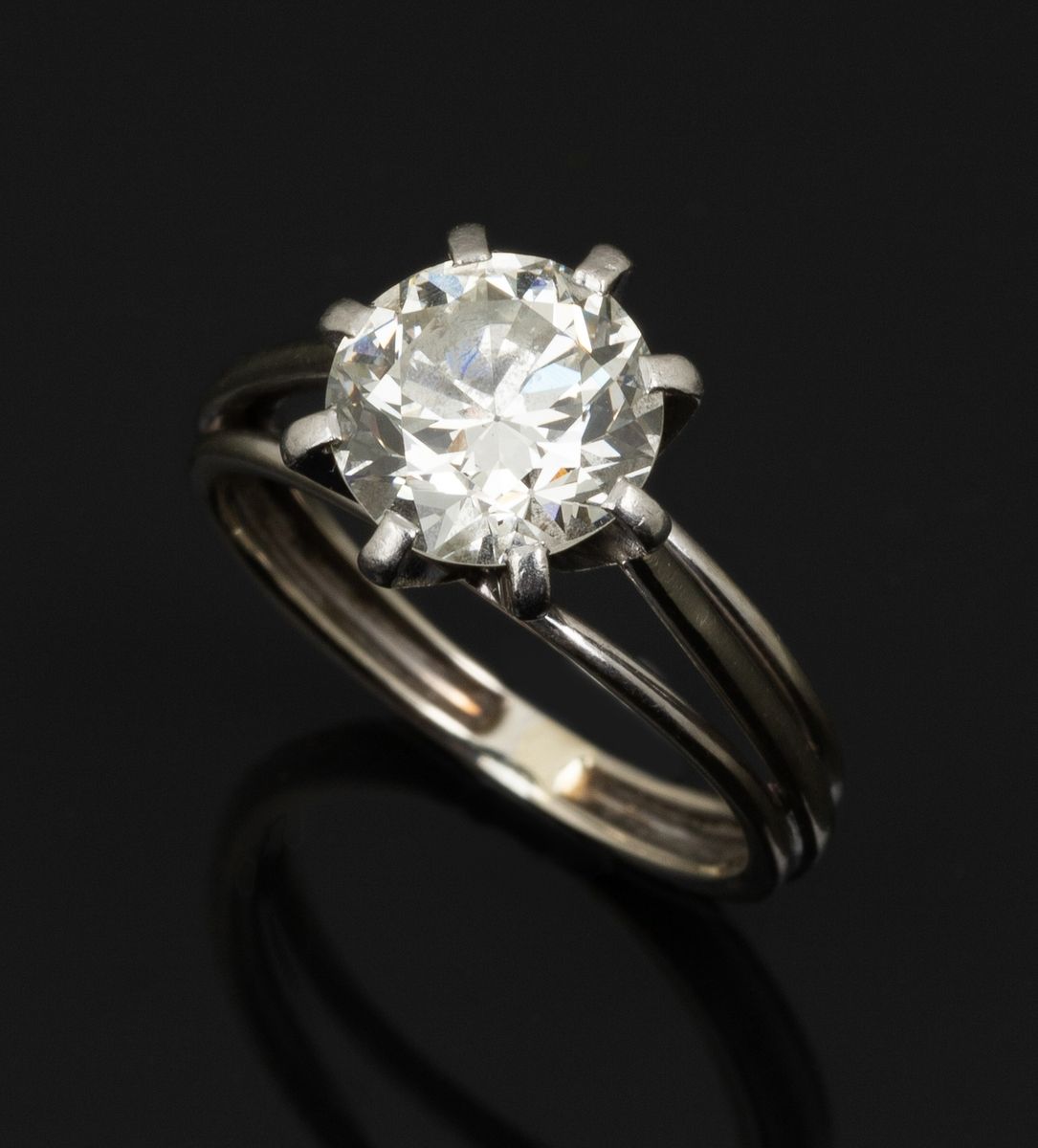 Null 18K（750千分之一）白金戒指，1960年的设置，持有一个圆形明亮式切割单颗钻石，重约2克拉。(SI质量，J-L颜色)。精细到非常精细的圆度。
手指&hellip;