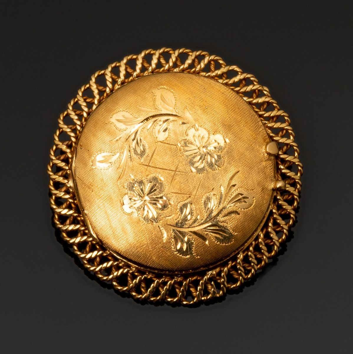 Null 18K（750千分之一）黄金照片架吊坠，在拉丝金上装饰有花朵，并有丝状环绕。胸针的两个悬挂元素始终存在于背面。
直径：3.1厘米。
毛重：10.9克。