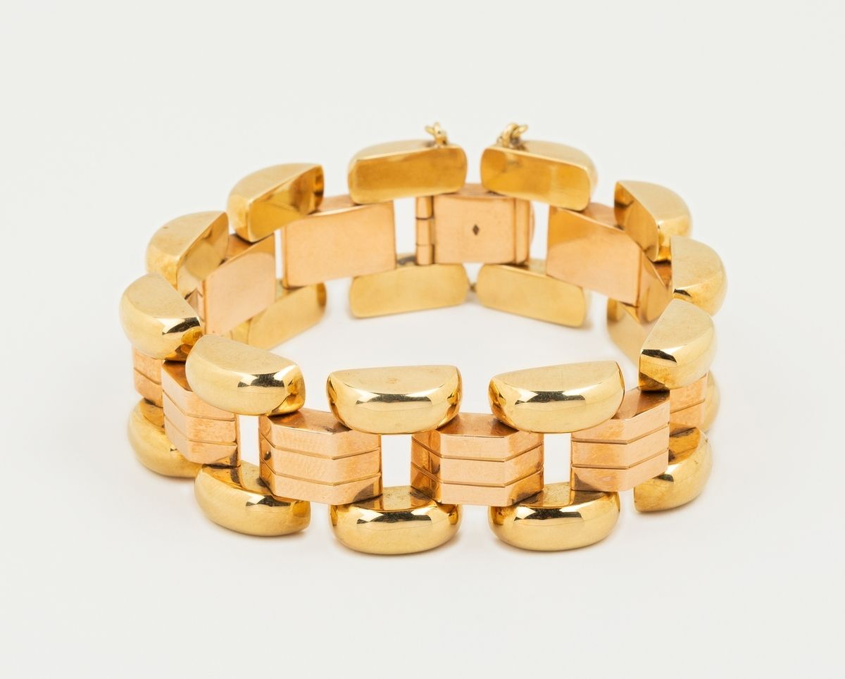 Null 18K（千分之七十五）黄金和玫瑰金的坦克手镯，由外排的半圆形链节和中间的玫瑰金内衬几何链节组成。安全链。1940年代末的手镯的非常好的例子。在其原来的&hellip;